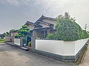 閑静な住宅街に佇む、堂々とした佇まいの邸宅。