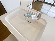 人造大理石デザインでシンプルかつ上品な色合いです。