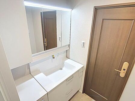 洗面台には着替えや化粧品などを置くスペースも。