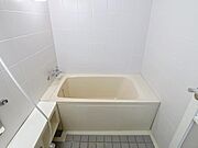 白を基調とした、清潔感あふれる浴室です