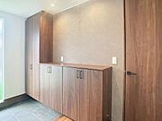 大容量のシューズボックス完備。グレーのアクセントクロスが映える、モダンで上質な玄関です。