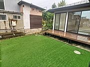 LDKから見える庭にはウッドデッキもあり、BBQなども楽しめますね。