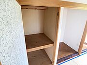 押入れ内の棚は荷物の整理に便利です。布団や衣類もすっきりと収納できます。