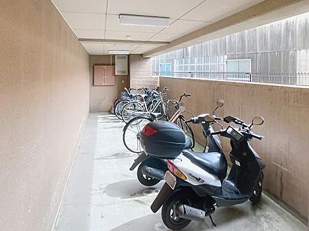 屋根付きの駐輪・バイク置き場