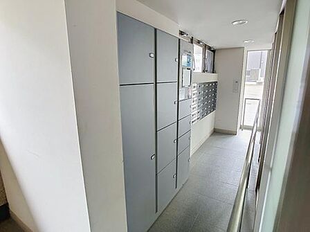 不在時でもスムーズに荷物を受け取れる宅配ボックス。忙しい毎日の強い味方です。