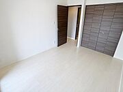 たっぷり収納できるクローゼット付きの洋室。