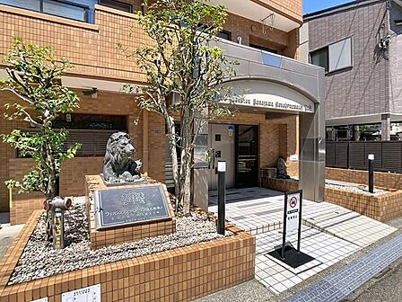 ライオン像が上品な佇まいを見せるマンション外観。