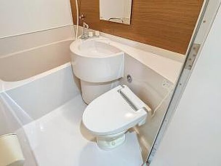 トイレと洗面台が一体となった、コンパクトなユニットバス。