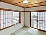寝室：二面の大きな窓から光が入る明るい和室。畳でゆったりと寛げます。