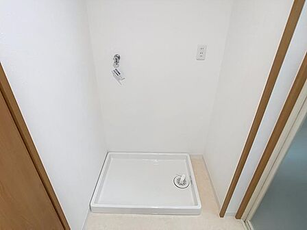 室内に洗濯機置場を完備。雨の日も気にせずお洗濯ができる便利な設計。