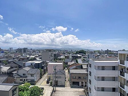 広がる青空と街の景色が日常に。気分が晴れる心地よい住まい。