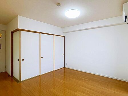 襖を開閉することでリビングと一体的にも独立空間としても使える便利な和室隣接空間。
