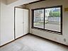寝室：大きな窓から光が入る明るいお部屋。便利なクローゼット付きです。