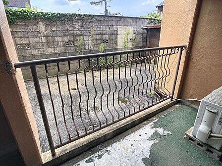 日当たり・風通しともに良好。洗濯物や布団を干すのにも便利です。