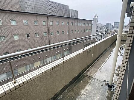 奥行きがあり洗濯物もゆったり干せる、広々としたワイドバルコニーです。