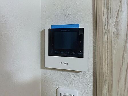 来訪者の姿を室内からひと目で確認できる、安心のTVモニター付きインターホンです。