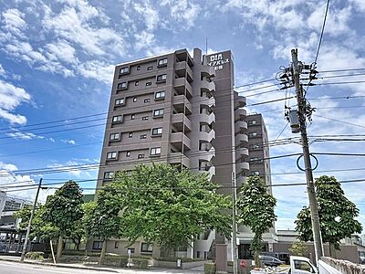 外観:ブラウンを基調とした重厚感ある11階建て。植栽の緑と青空に映える、落ち着いた佇まいです。 外観:ブラウンを基調とした重厚感ある11階建て。植栽の緑と青空に映える、落ち着いた佇まいです。