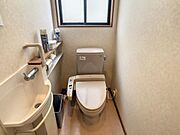 1階東側のトイレです。小窓があるので換気に便利です。