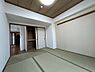 その他：和の趣が心地よい空間。趣のある天井と畳が、落ち着いた雰囲気を醸し出しています。収納も完備されており、機能性も兼ね備えた一室です。