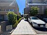 その他：住まいの顔となるアプローチは、落ち着いた色合いのタイルで整えられています。