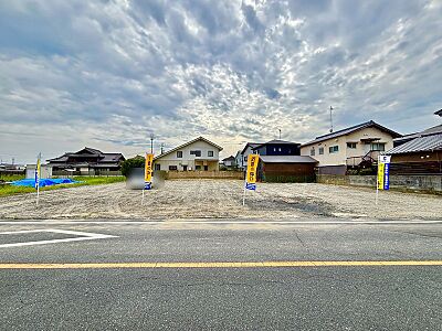 外観:周辺には住宅が点在し、落ち着いた住環境が魅力の土地です。建築条件がないため、理想の住まいを自由に設計できます。 外観:周辺には住宅が点在し、落ち着いた住環境が魅力の土地です。建築条件がないため、理想の住まいを自由に設計できます。