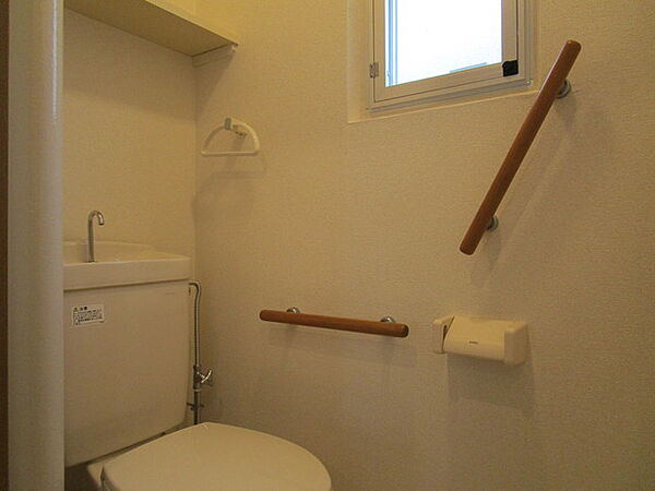 画像6:いざと言う時安心の手すり付きのトイレ