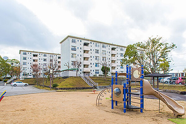 画像15:敷地内には、子どもが遊べるさまざまな広場が点在する