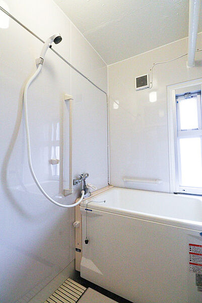 画像4:手すり付きで安心の浴室