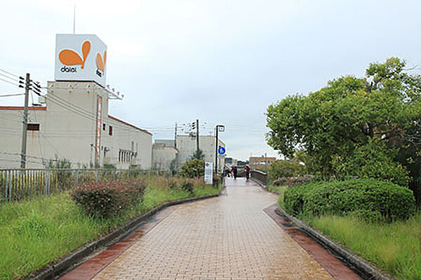 画像7:ショッピングセンター「ダイエー名谷店まで600ｍ」駅まで続くデッキの脇にあります。