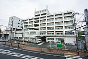 病院「神戸徳洲会病院まで950ｍ」内科、消化器科、小児科、外科、婦人科、リハビリテーション科などの診療科が備わった総合病院です。