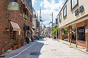 商店街「岡本商店街まで1801ｍ」「岡本商店街」のシンボルとなっているのが、足元に広がる欧風の白い石畳です。この石畳は阪神・淡路大震災の後に国・県・市などが協力して整備されたもの。