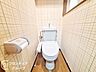 トイレ：清潔感と落ち着きのあるトイレ空間です。温水洗浄便座などの快適装備を備えており、毎日の生活の中でご家族やゲストが気持ちよく利用できるよう配慮されています。