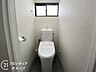 トイレ：トイレも新調されており、温水洗浄便座付きで毎日快適にお使いいただけます。トイレは2箇所にあるため、忙しい朝の時間帯や来客時にも安心です。