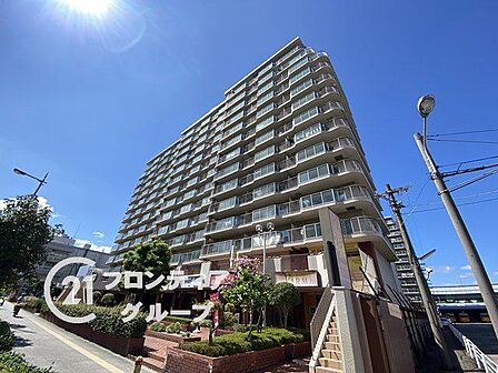 緑が多く落ち着いた雰囲気があり、マンションと周辺の雰囲気が調和されて住み心地が良さそうです。