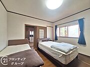 大きな窓からは明るい日差しが差し込みます。