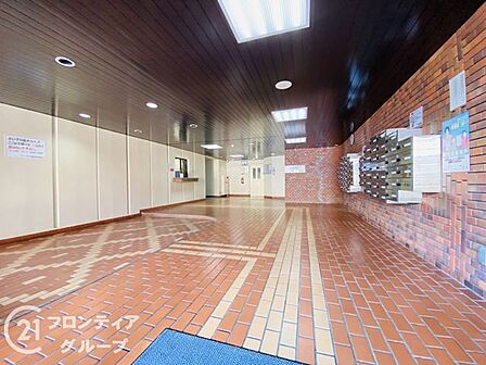 シンプルなロビーですが、住む人にとって居心地の良い空間を提供します
