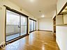 リビング/ダイニング：大きな窓から心地よい自然光がたっぷりと差し込む明るく開放的なリビングルームですね！美しい木目の床材が温もりを添え家族みんなが自然と集まる穏やかな時間を紡ぎ出します