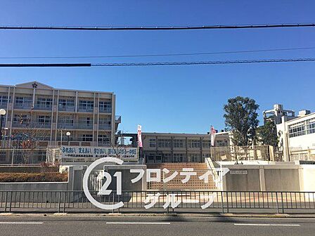 守口市立守口小学校 徒歩9分。 創立明治5年(1872年)という歴史と伝統のある学校です。かつては、特別活動、国際理解教育などで府の指定を受け、その成果が本校の教育活動に今も生き続けています…