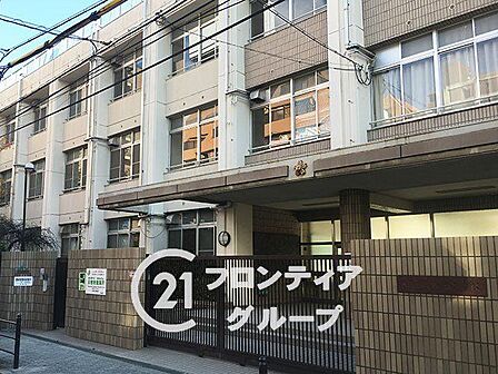 大阪市立桜宮小学校 桜宮小学校までは徒歩7分。小さなお子様の足でも無理なく通える距離で、親御様にとっても毎日の登下校を安心して見守ることができる嬉しい住環境です。 550m