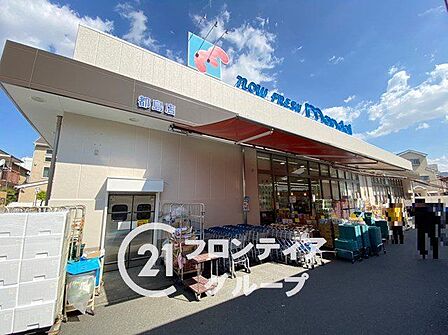 徒歩8分のスーパー「万代都島店」。周辺に複数のお買い物施設が点在するため、特売日や用途に合わせてお店を使い分けることができ家計にも優しい環境です。 640m