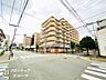 その他：陽光をたっぷり取り込める南向きで、外から見ても明るい印象を与えます。周辺は落ち着いた住環境と商業施設がバランス良く調和した暮らしやすい街並みです。