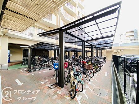 マンション内にはフィットネス施設や人工芝の広場が設けられており、敷地内でも適度な運動やリフレッシュが楽しめます。
