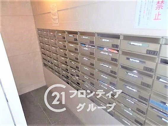 窓から差し込む...