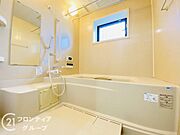 広々としたバスルームで、心地よいリラックスタイムを楽しめます。快適な空間で、日々の疲れを癒す贅沢な時間を提供します。