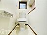 トイレ：ウォシュレットを新規に取り付けたトイレで、毎日快適にご使用いただけます。トイレは2箇所に設けられているため、忙しい朝の時間帯などもスムーズです。