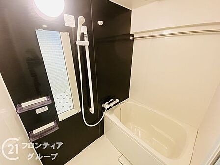 広々としたバスルームで、心地よいリラックスタイムを楽しめます。快適な空間で、日々の疲れを癒す贅沢な時間を提供します。