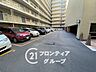 駐車場：広々とした駐車場は、車の出し入れがスムーズで快適です。安心して利用できる環境が整っています。