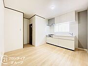 リビングは、シンプルでありながらもスタイリッシュなデザインです。快適な暮らしをサポートします。
