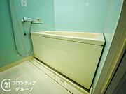 スタイリッシュなデザインのバスルームで、心地よいひとときをお過ごしください。快適な空間で、リフレッシュできます。