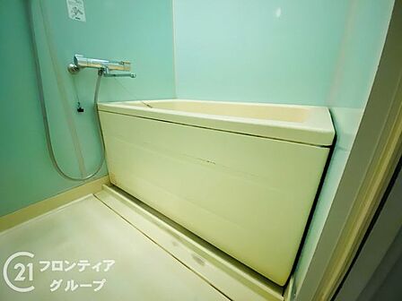 スタイリッシュなデザインのバスルームで、心地よいひとときをお過ごしください。快適な空間で、リフレッシュできます。